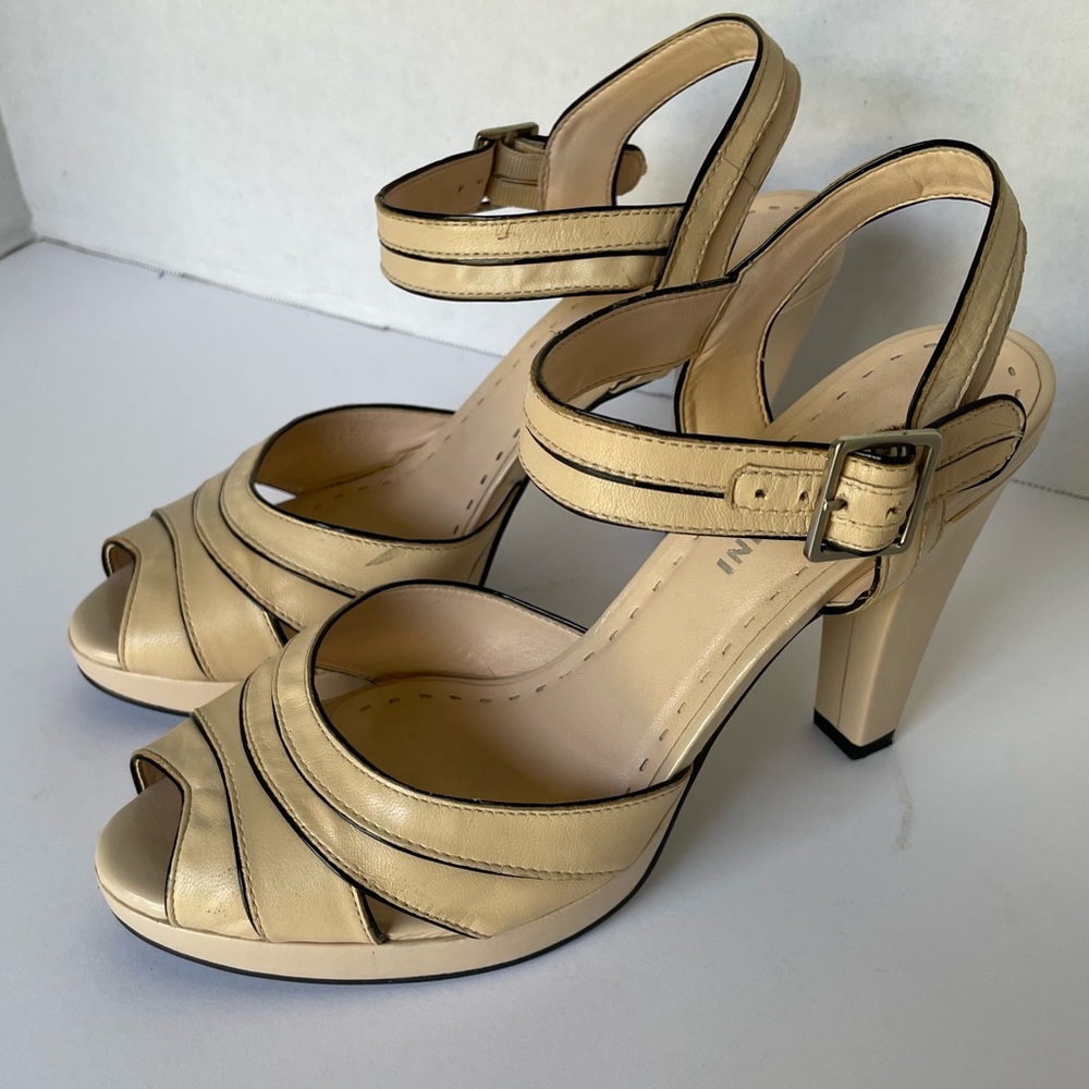 Gianni Bini cream with black heels vintage style 8
